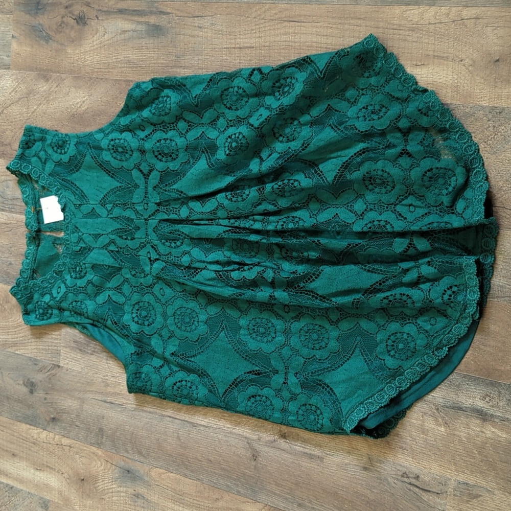 Lace sleeveless blouse